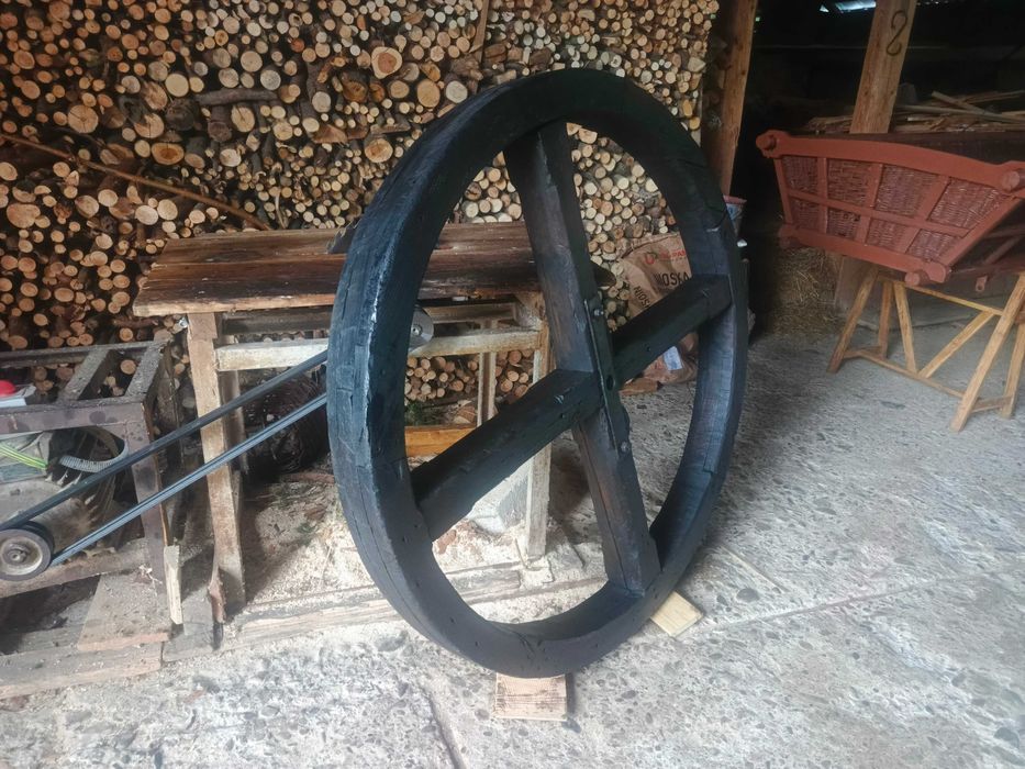 Duże drewniane koło