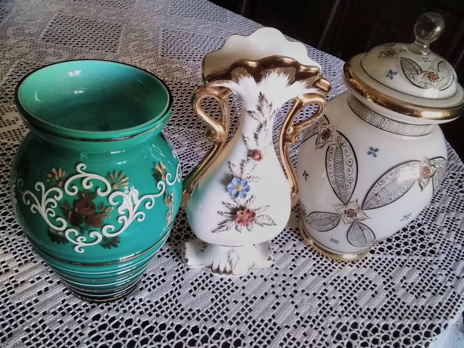 Três jarras antigas