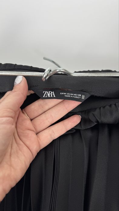 Satynowana czarna plisowana spódnica M Zara