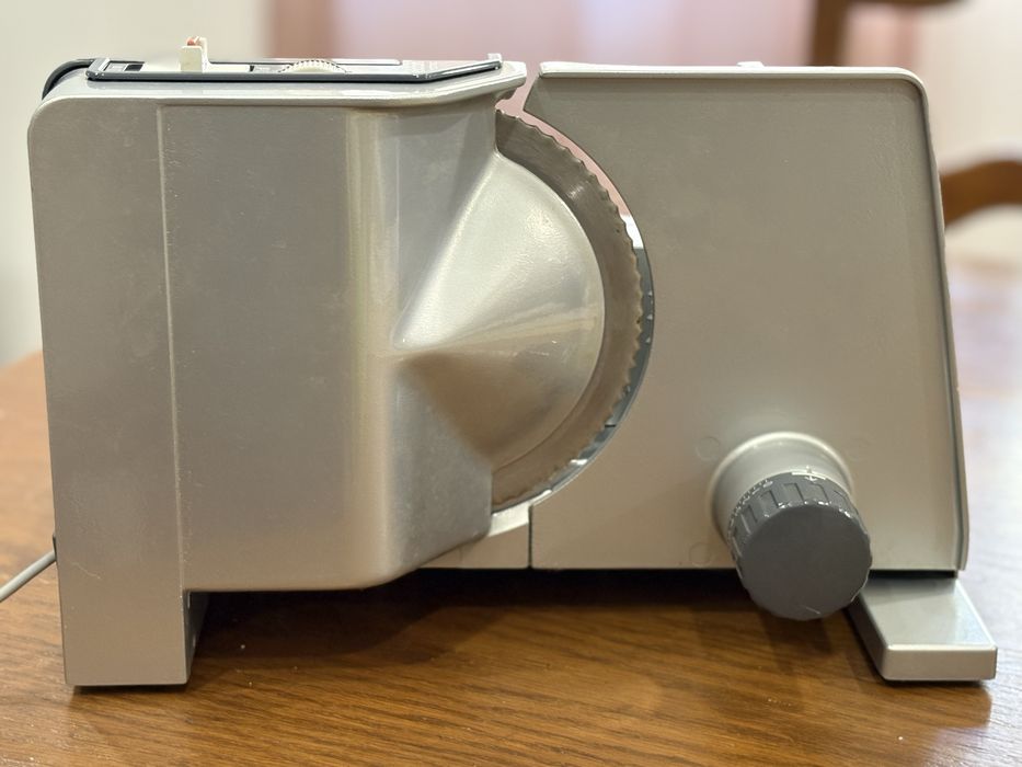 Máquina de fatiar doméstica com pouco uso