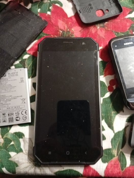 Sprzedam zbiór starych telefonów