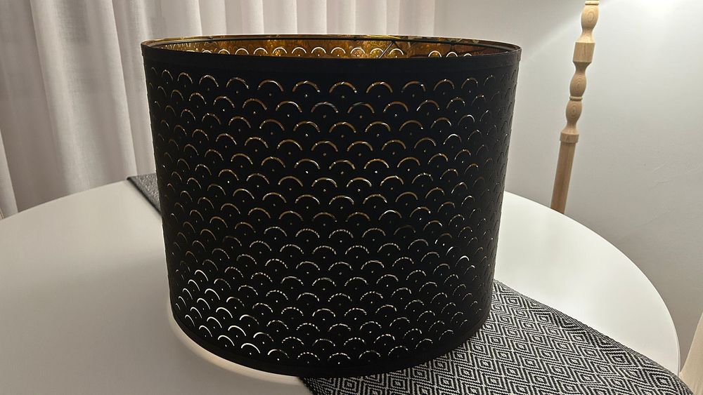 Candeeiros pretos com interior Dourado