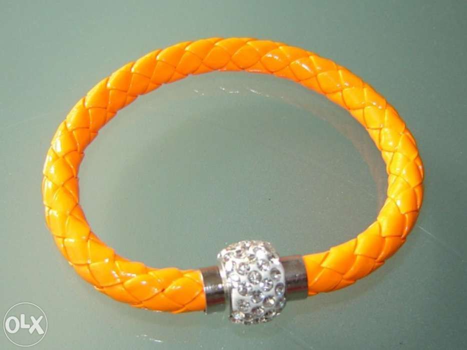 Pulseira laranja com fecho magnetico