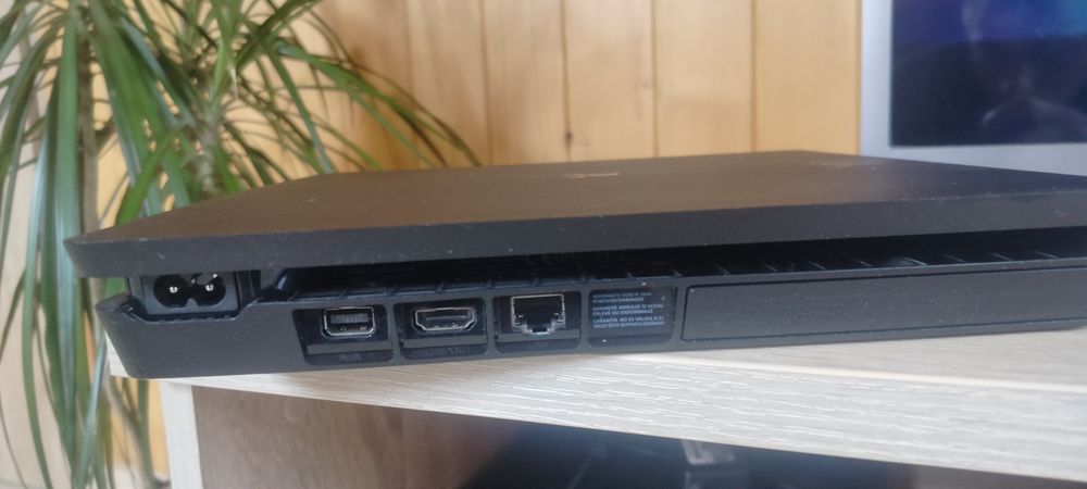 Konsola PS4 slim