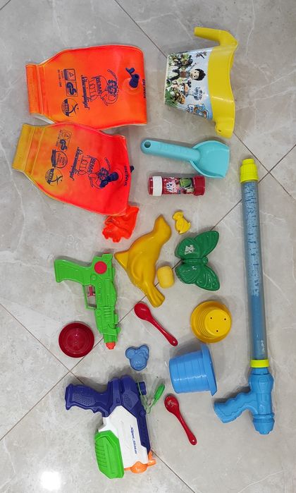 Водні іграшки всі