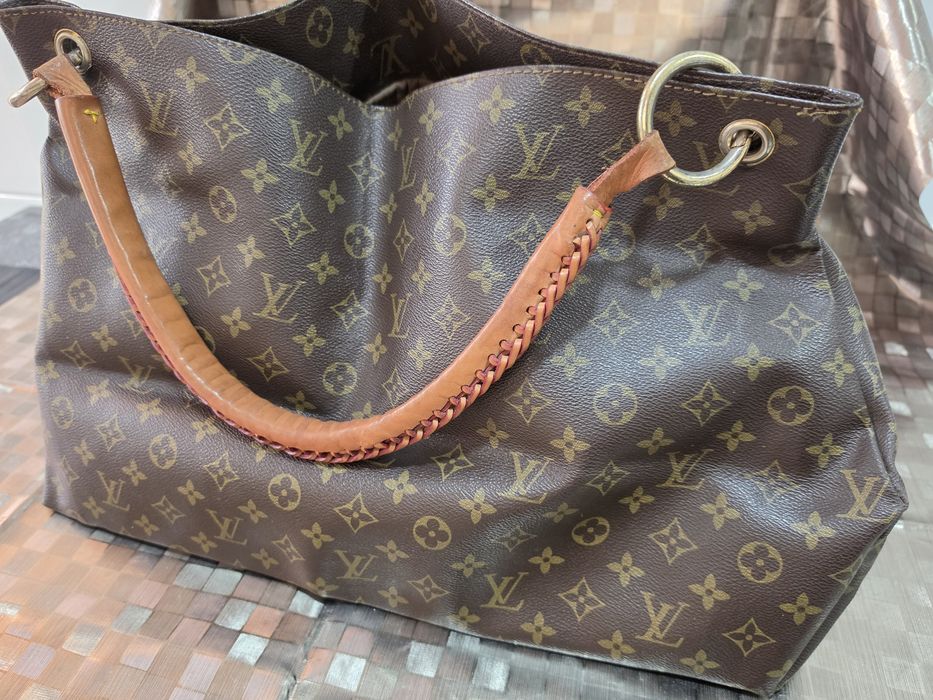 Mala modelo Artsy com Monogram e alça de couro trançado