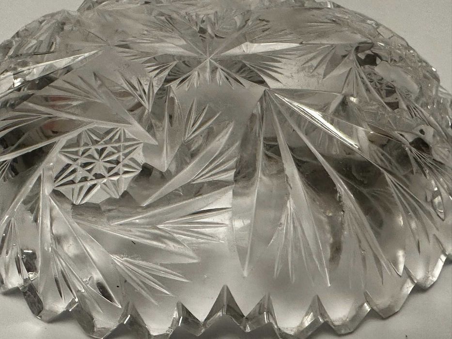 Zestaw dwóch kryształowych talerzyków deserowych o bogatym wzorze