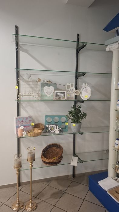 Regal z półkami szklanymi