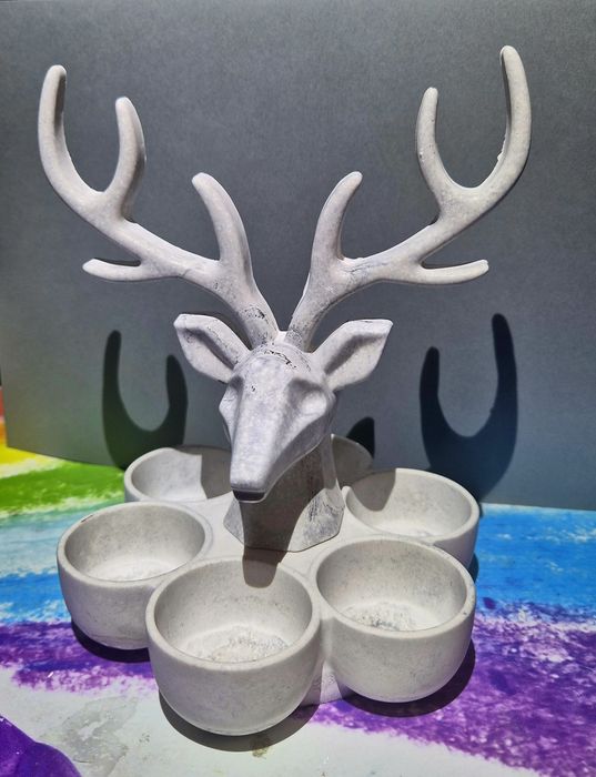 Elegancki stojak na biżuterię lub jajka