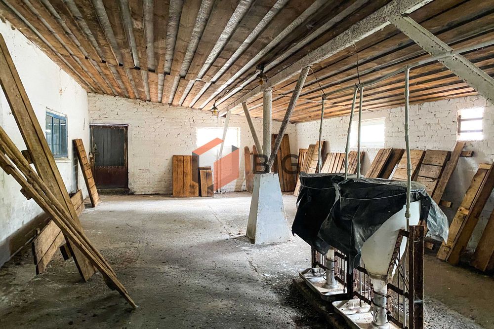 Продається цегляна будівля з повною інфраструктурою