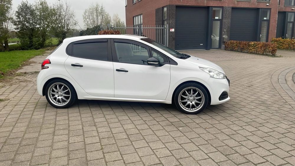 Peugeot 208 2015 рік 1.6 дизель