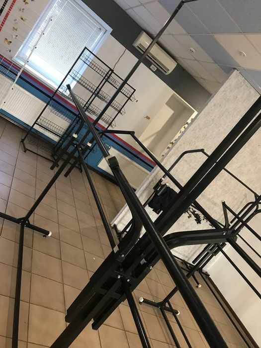 Стійки для одягу, стелажі для взуття, вішалки, маникени, тремпеля.