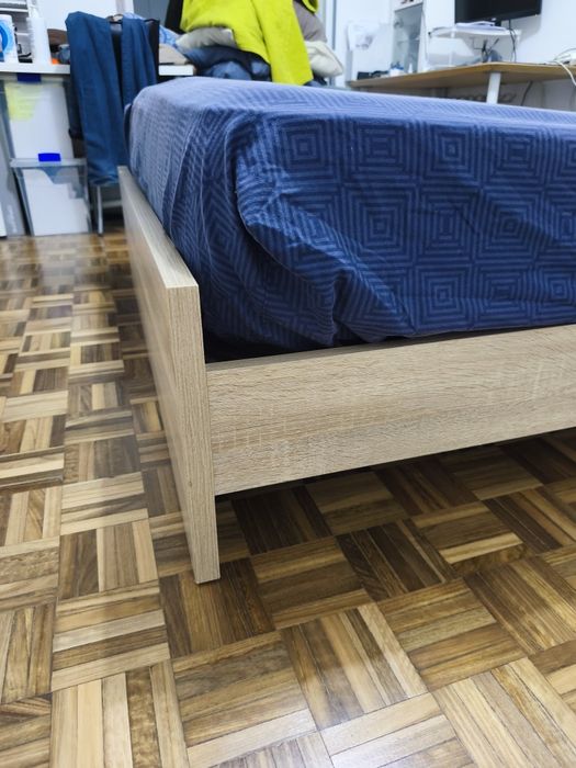 Cama de Casal Moderna com Estrado (Efeito Madeira) – 2,00m x 1,40m
