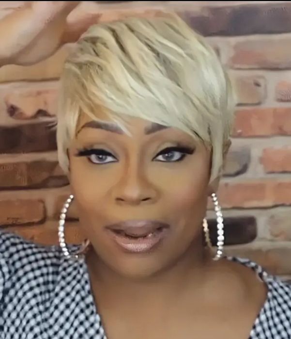 Krótka peruka platyna