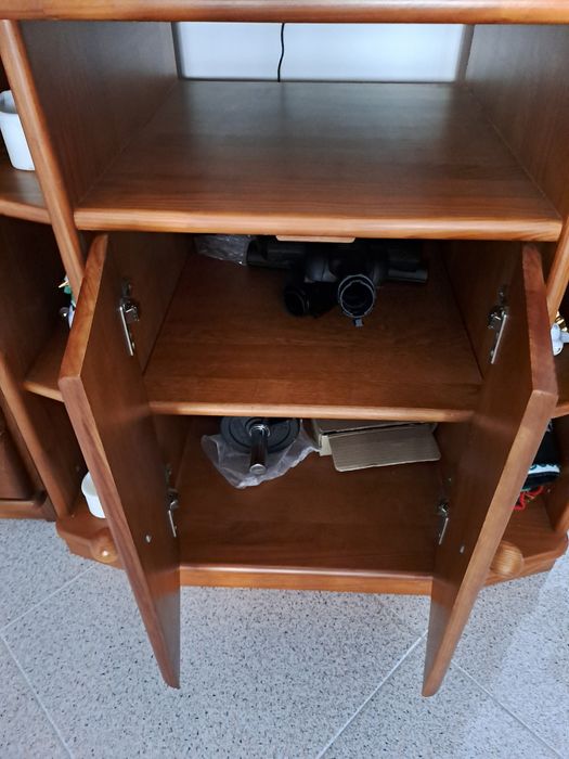 Sala completa em pinho mel (estantes, cristaleira, móvel TV, mesa)