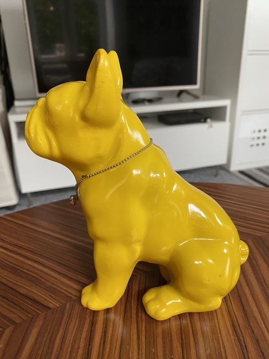 Figurka pies buldog francuski żółty z naszyjnikiem