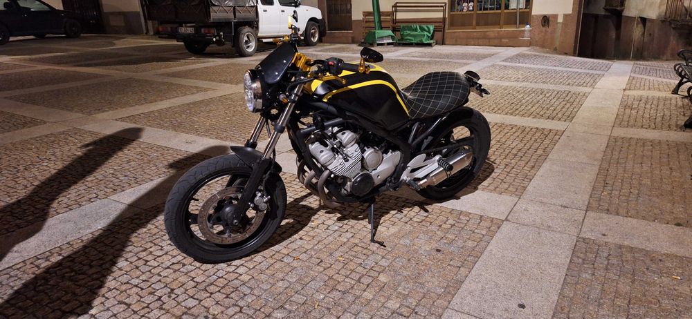 Yamaha XJ600 Café Racer / Brat Style (1996) – Projeto Único