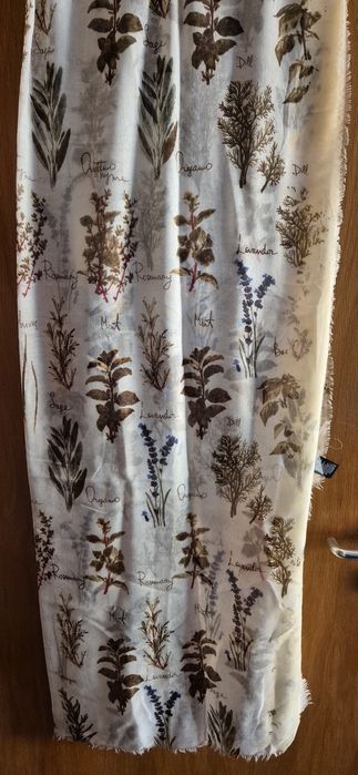 Lenço  em tons de castanho e creme.
2m x 1 m