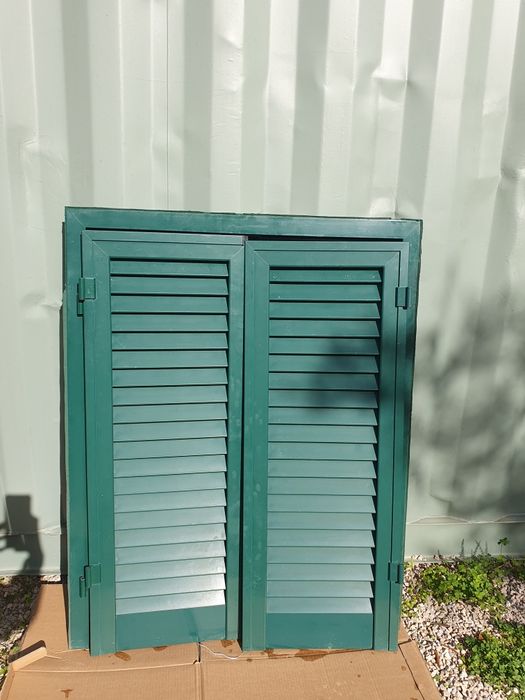 janela dupla com rede mosquiteira e persiana