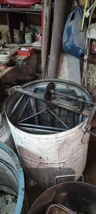 Продам медогонку/медогонка 2 рамки и 4