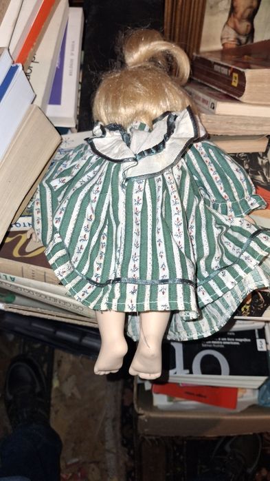 Boneca antiga com vestido