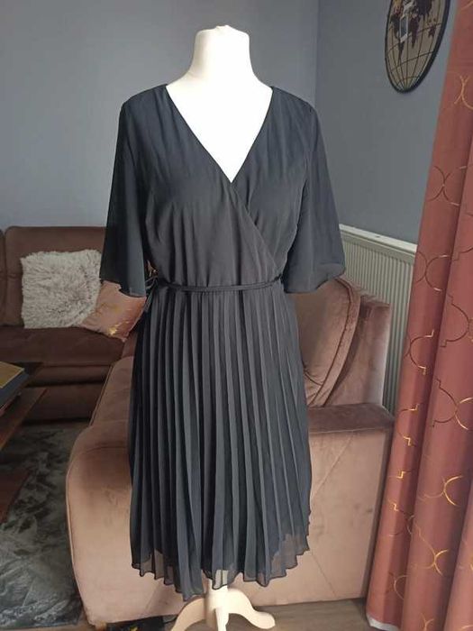 Czarna sukienka plisowana Boohoo Maternity 44