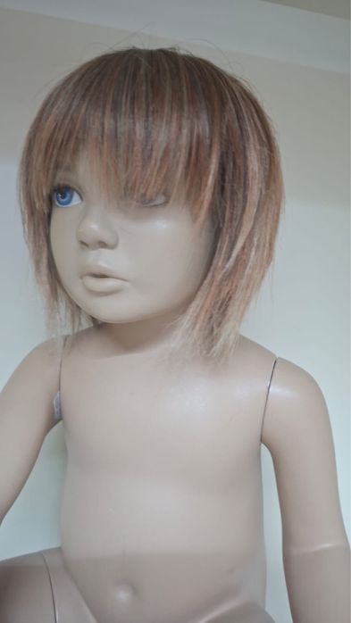 Manequim bebé 6–12 meses com cabelo