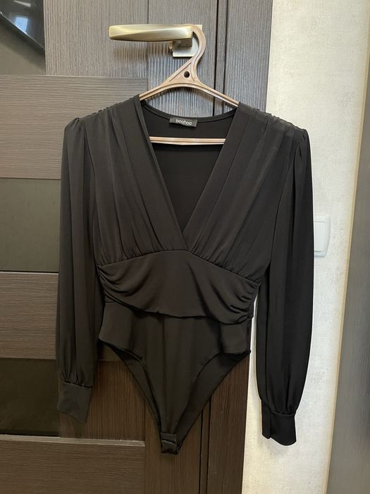 Боді з вирізом.