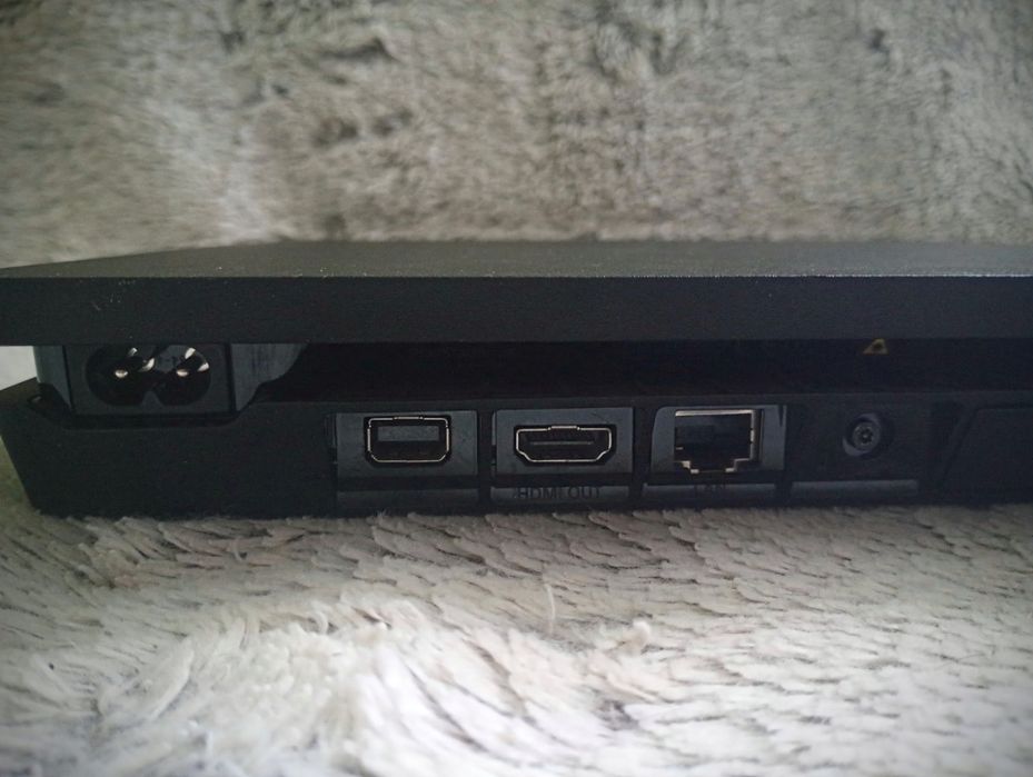 PlayStation 4 Slim 1TB + pad + 3 gry FIFA 23, Cyberpunk 2077, NBA 2K25