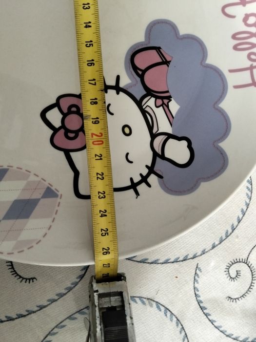 2 Prato da  Hello Kitty.

- Design encantador com a Hello Kitty sentada numa nuvem.
- Detalhes em corações xadrez.
- Escri