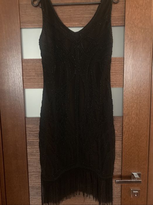 Sukienka z koralikami i frędzlami