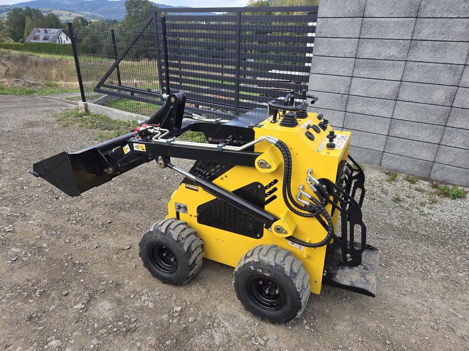 Miniładowarka Skid-Steer na kołach 4x4 ##nie.bobcat.avant#