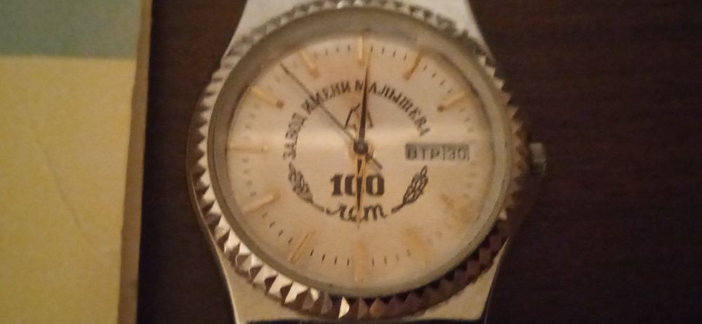 Обиходные часы Уни