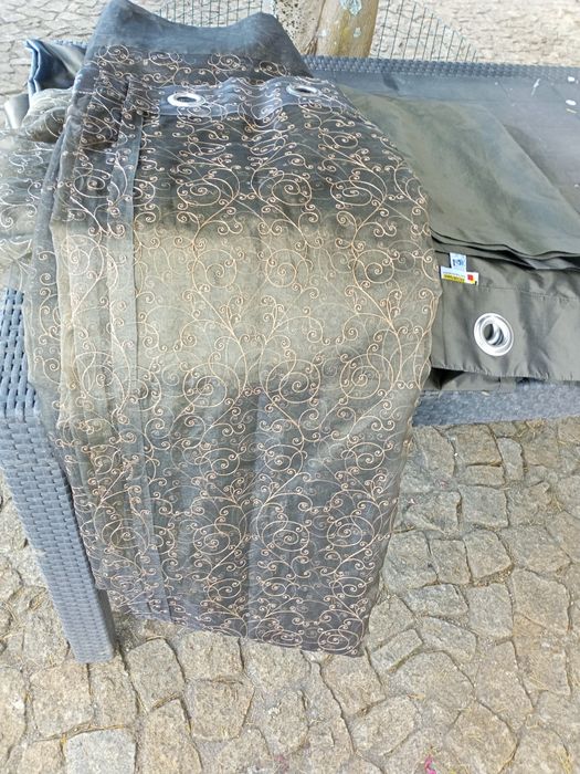 Conjunto de três cortinas organza bordadas