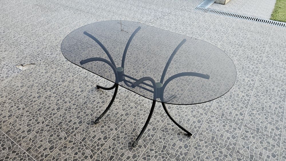 Mesa oval c/ tampo de vidro