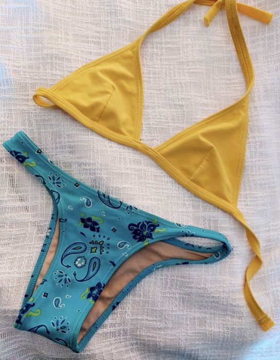 Bikini amarelo e azul com curnocópias