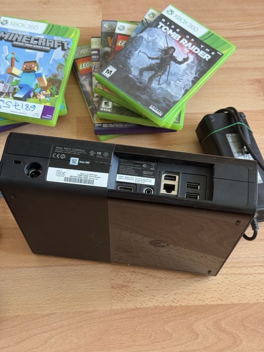 Xbox 360 E Black / С Комплектом игр