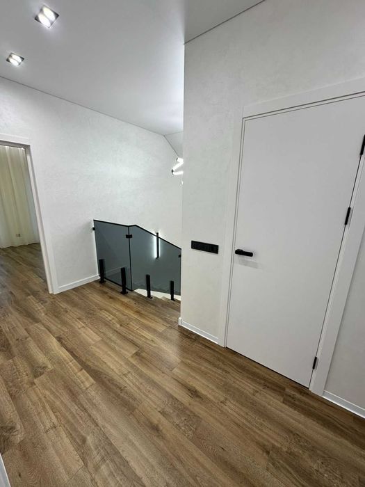 Продається просторий будинок з сучасним ремонтом в Крихівцях.