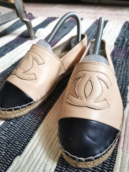 CHANEL kultowe espadryle skórzane