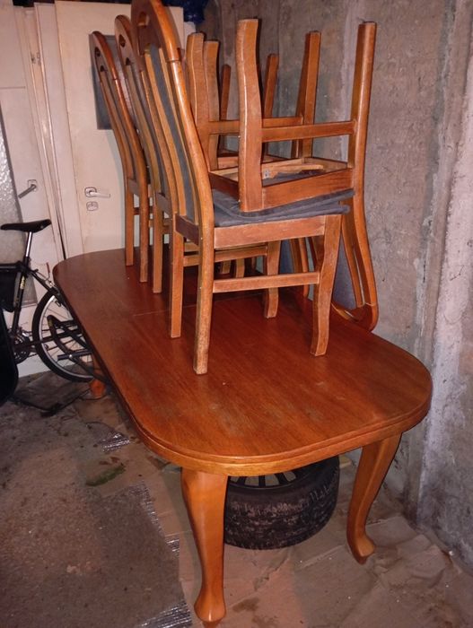 Stół drewniany i 6 krzeseł.