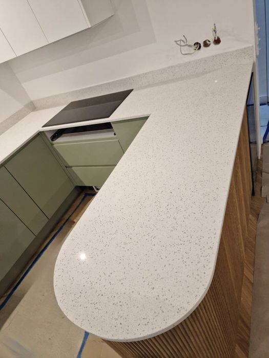 Blaty kuchenne i łazienkowe z kamienia naturlnego | Konglomerat