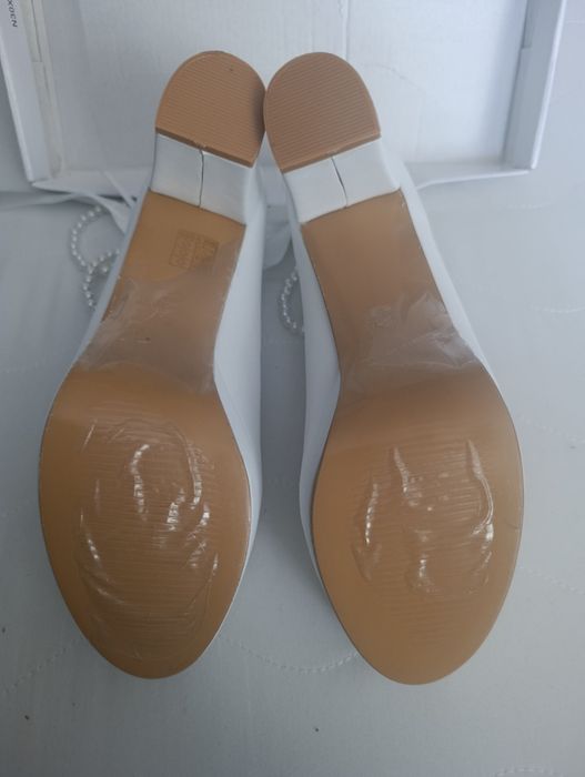 Buty na obcasie białe