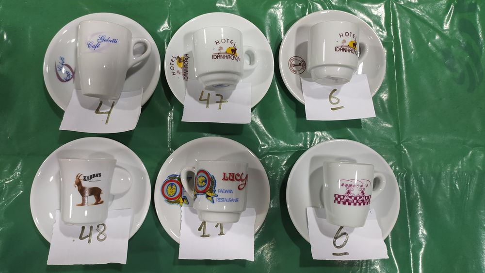 Chávenas de café, descafeinado e 1/2 de leite