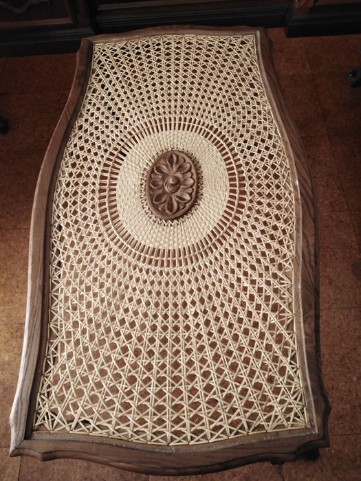 Mesa de Sala em Madeira de Nogueira com Palhinha