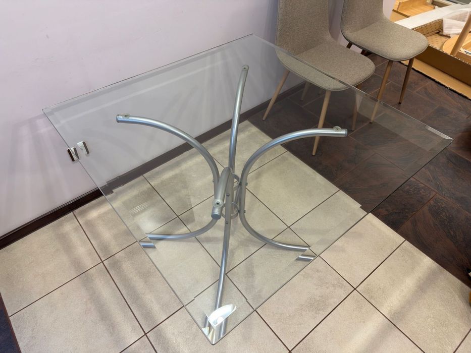 Кухонний стіл склянний