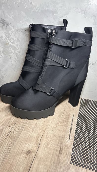 Дуже гарні жіночі ботинки сапожки