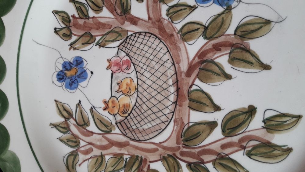 Prato pintado à mão em cerâmica