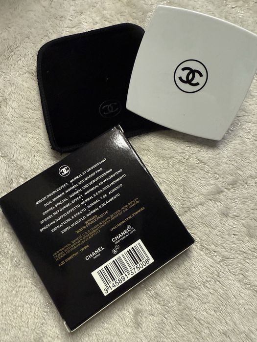 Białe lusterko kieszonkowe chanel beauty