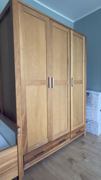 Drewniana szafa 3-drzwiowa – solidna, pojemna