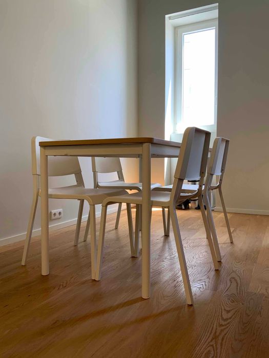 Mesa Multiuso + 4 Cadeiras Brancas IKEA - Ideal para Espaços Pequenos